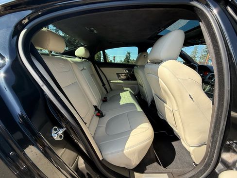 Used 2010 Jaguar XF R image 17