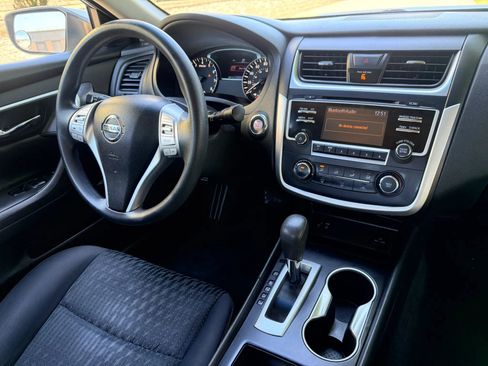 Used 2016 Nissan Altima 2.5 S w/ Power Driver Seat Package FWD image 2