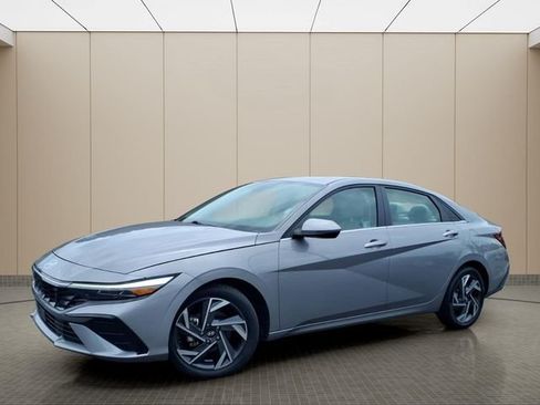 Used 2025 Hyundai Elantra Limited FWD image 2