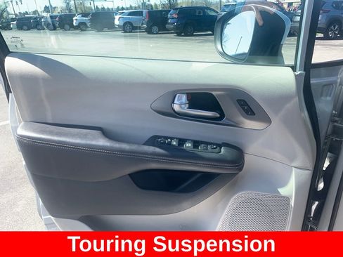 Used 2023 Chrysler Pacifica Touring-L FWD image 17