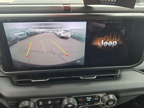 Used 2025 Jeep Wrangler Unlimited Sahara AWD/4WD image 17
