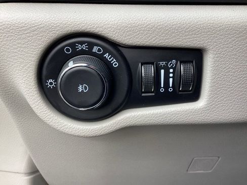 Used 2024 Chrysler Pacifica Touring-L image 28