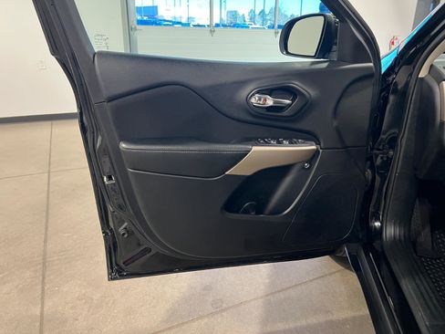 Used 2018 Jeep Cherokee Latitude w/ Cold Weather Group image 25