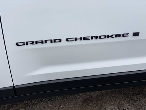 Certified 2025 Jeep Grand Cherokee Altitude image 13