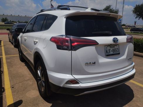 Used 2018 Toyota RAV4 LE AWD/4WD image 2