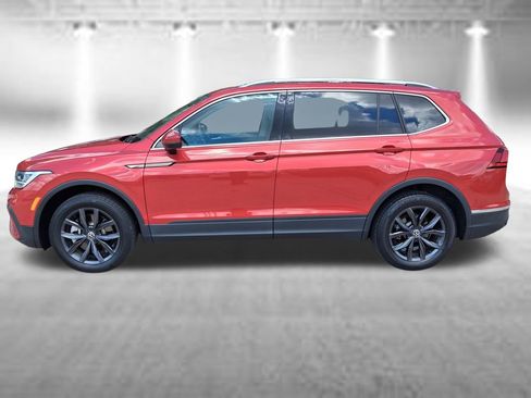 Used 2023 Volkswagen Tiguan SE w/ Panoramic Sunroof Package FWD image 2