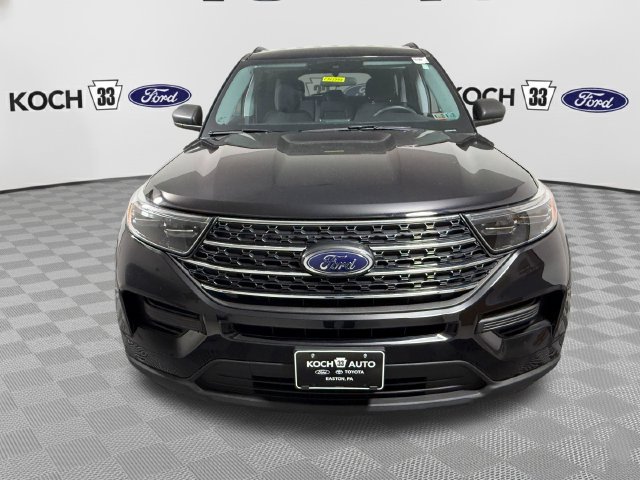Used 2023 Ford Explorer XLT AWD/4WD image 2