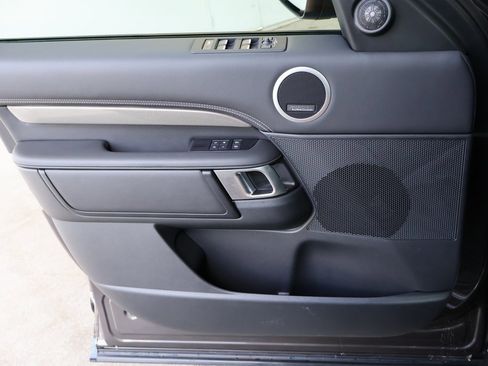 Used 2025 Land Rover Discovery Metropolitan Edition image 78