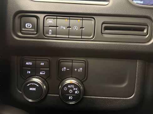 Used 2024 GMC Yukon SLT AWD/4WD image 26