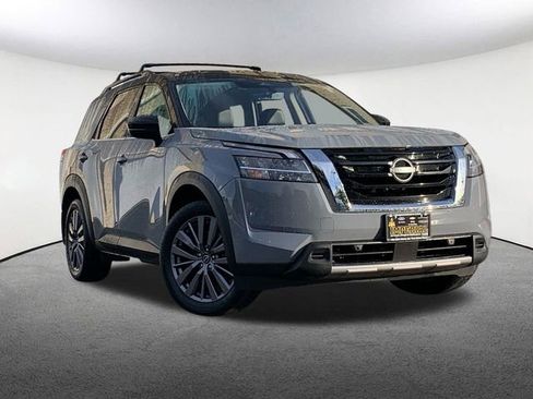 Used 2023 Nissan Pathfinder SL w/ SL Premium Package image 2