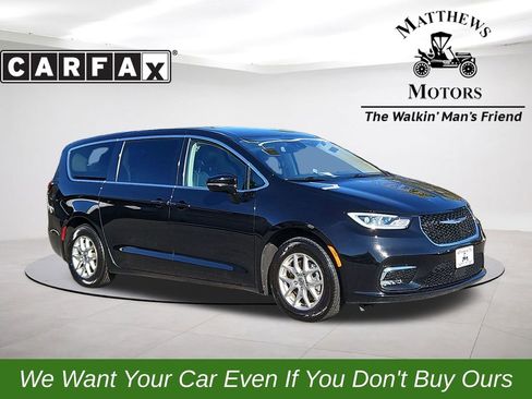 Used 2024 Chrysler Pacifica Touring-L image 1
