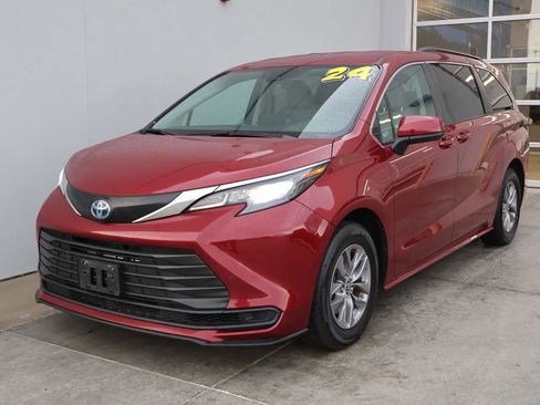 Used 2024 Toyota Sienna LE image 1