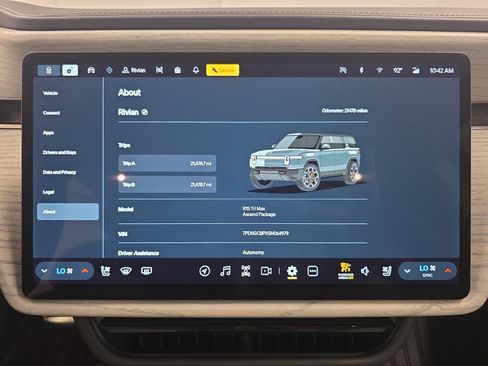 Used 2025 Rivian R1S Premium AWD/4WD image 29
