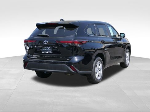 Used 2024 Toyota Highlander LE FWD image 3