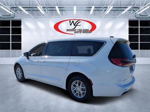 New 2026 Chrysler Pacifica Select image 5