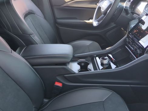 New 2025 Jeep Grand Cherokee Altitude image 19