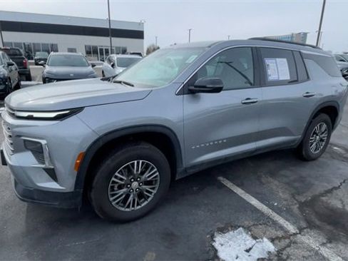 Used 2025 Chevrolet Traverse LT image 6