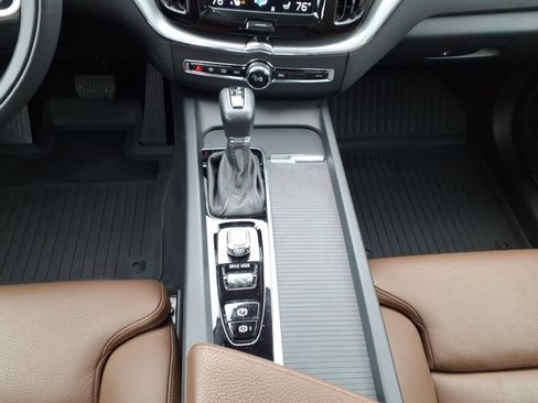 Used 2019 Volvo XC60 T5 Momentum w/ Premium Package image 13