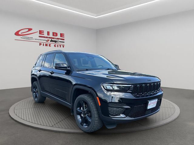 Used 2024 Jeep Grand Cherokee Altitude AWD/4WD image 12
