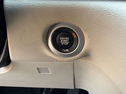 Used 2024 Chrysler Pacifica Touring-L FWD image 16