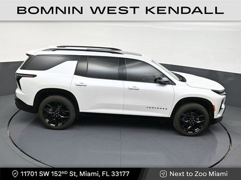 Used 2025 Chevrolet Traverse RS image 18