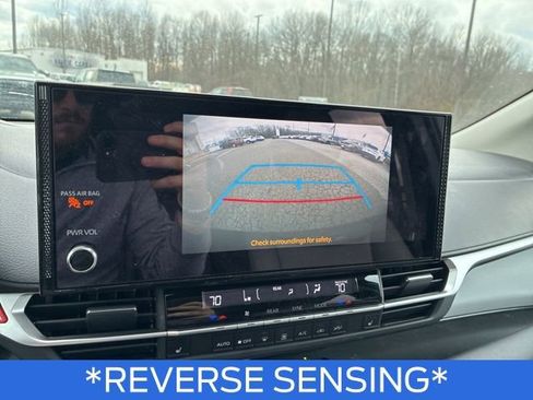 Used 2025 Toyota Sienna XLE image 18