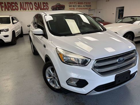 Used 2017 Ford Escape SE image 1
