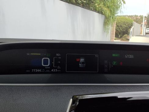 Certified 2016 Toyota Prius Three Touring FWD image 17