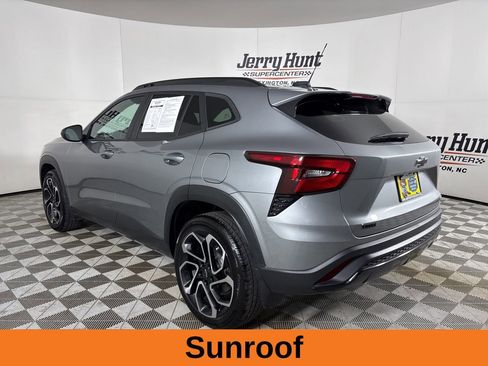 Used 2025 Chevrolet Trax RS w/ Sunroof Package image 8