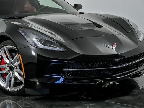 Used 2019 Chevrolet Corvette Stingray Coupe w/ Z51 1LT RWD image 2