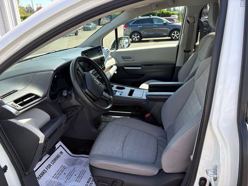 Used 2023 Toyota Sienna LE AWD/4WD image 13