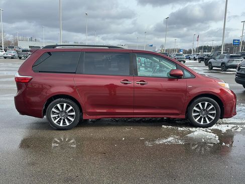 Used 2018 Toyota Sienna XLE image 11