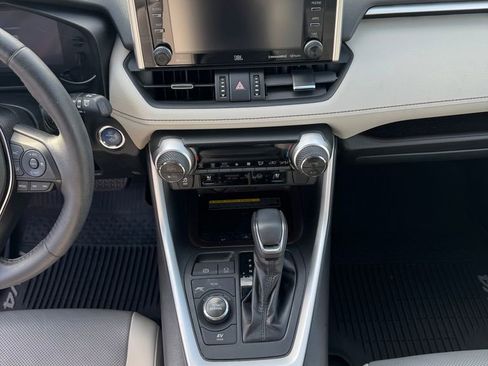 Used 2020 Toyota RAV4 Limited image 17