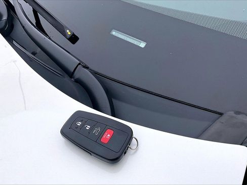 Used 2021 Toyota RAV4 XLE Premium image 11