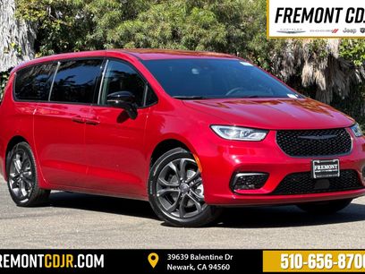 New 2026 Chrysler Pacifica Select