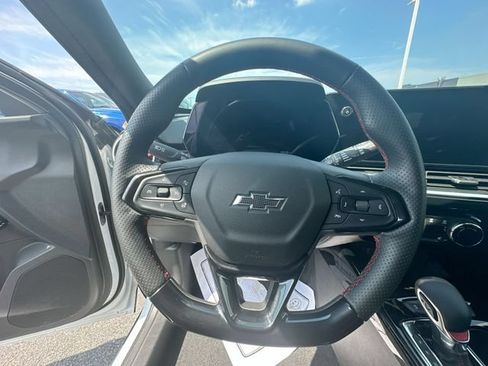 Used 2025 Chevrolet Trax RS FWD image 16