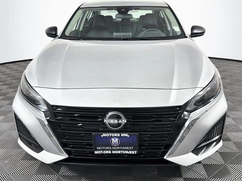 Used 2024 Nissan Altima 2.5 SV FWD image 2