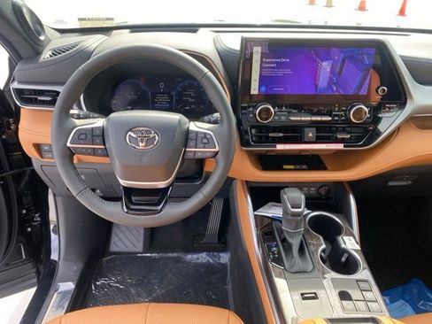 New 2026 Toyota Highlander Platinum AWD/4WD image 16