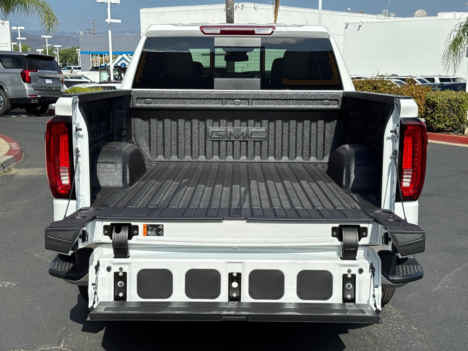 Used 2026 GMC Sierra 1500 SLT w/ SLT Convenience Package AWD/4WD image 12
