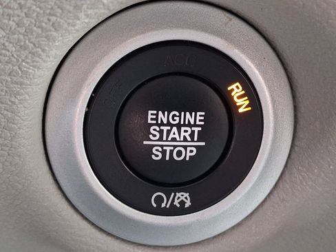 Used 2024 Chrysler Pacifica Touring-L image 25