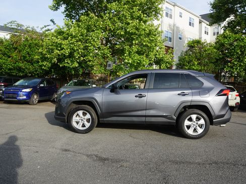 Used 2021 Toyota RAV4 LE AWD/4WD image 5