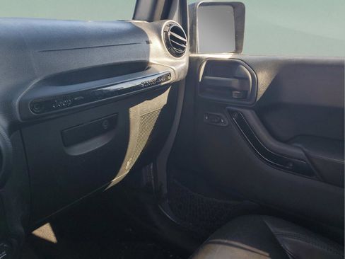 Used 2015 Jeep Wrangler Unlimited Sahara AWD/4WD image 19