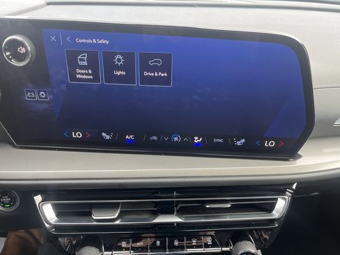 Used 2024 Chevrolet Traverse LT FWD image 27