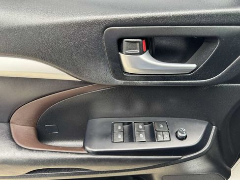 Used 2017 Toyota Highlander XLE w/ Carpet Mat Package AWD/4WD image 16