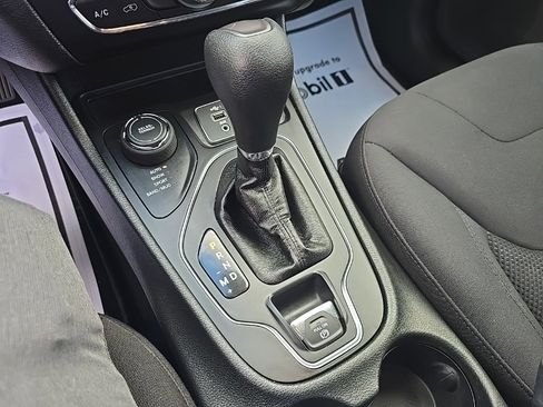 Used 2019 Jeep Cherokee Latitude w/ Cold Weather Group image 20