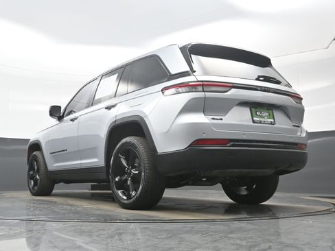 Used 2023 Jeep Grand Cherokee Limited w/ Black Appearance Package image 29