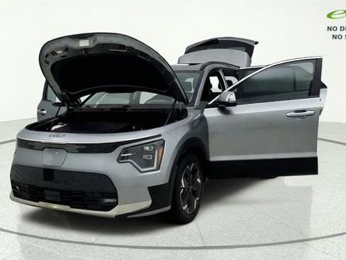 Used 2024 Kia Niro Wave w/ Wave Preserve Package FWD image 12