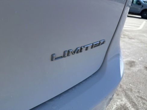 Used 2023 Chrysler Pacifica Limited FWD image 9