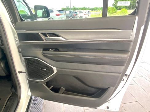 Used 2025 Jeep Wagoneer L Series II AWD/4WD image 25
