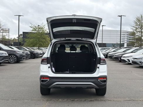 New 2026 Volkswagen Taos SE FWD image 14